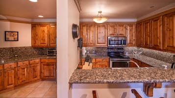Standard Room, Multiple Beds | Private kitchen | Fridge, microwave, stovetop, dishwasher