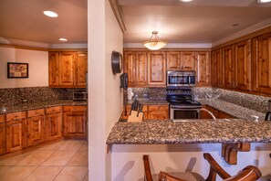 Standard Room, Multiple Beds | Private kitchen