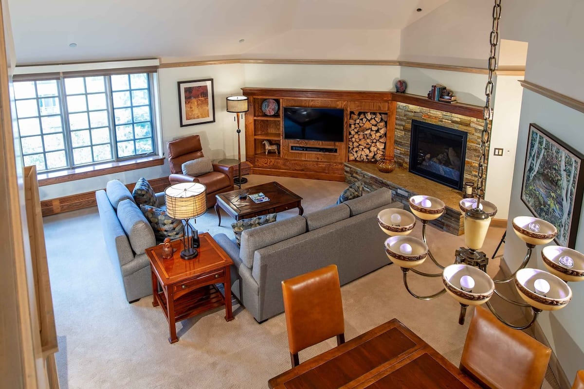 Habitación estándar, varias camas | Sala de estar | Una televisión de pantalla plana, una chimenea, un reproductor de DVD