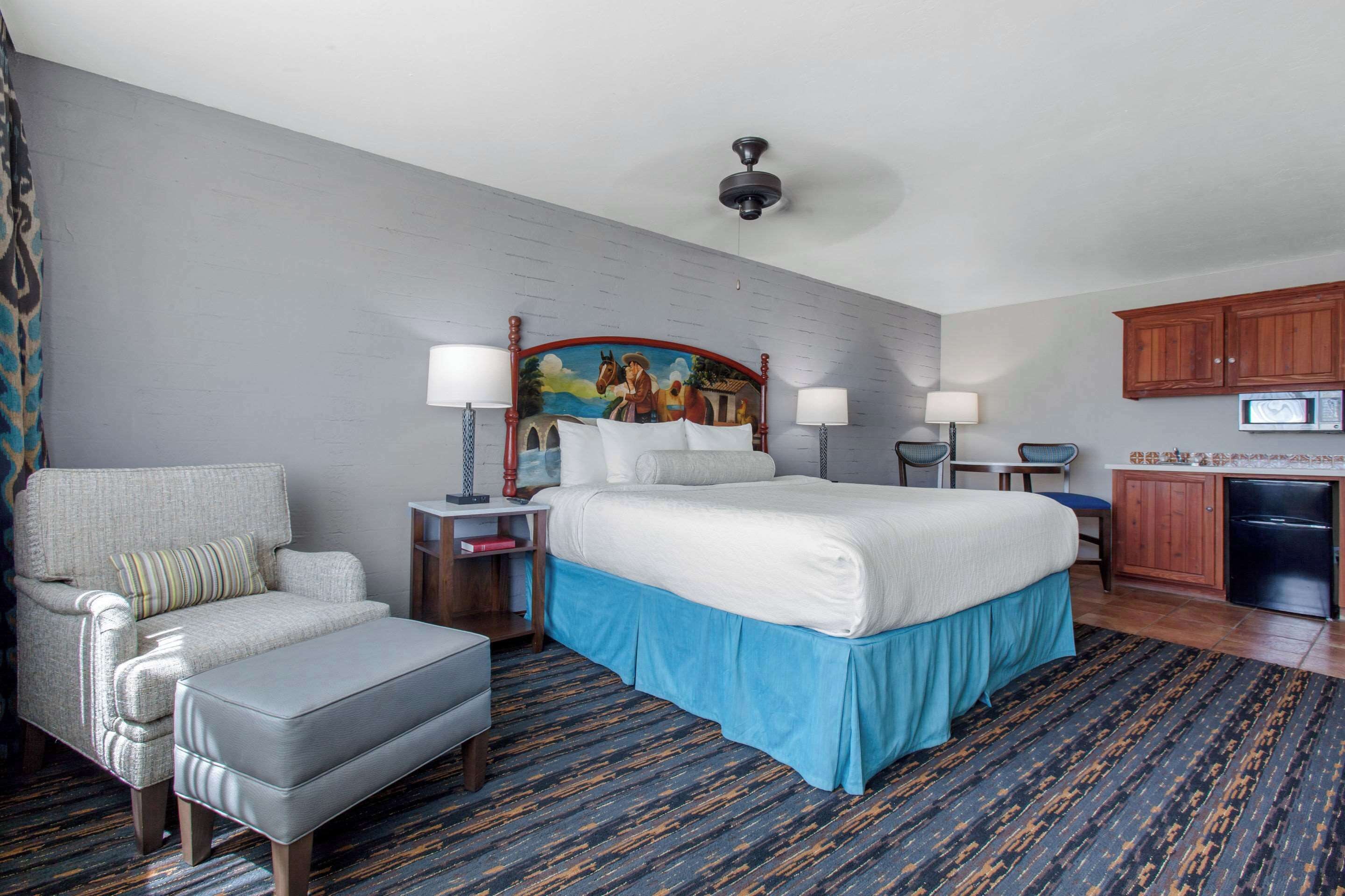 标准房, 1 张特大床, 无烟房 | 防过敏的被褥、加厚床垫、办公桌、遮光窗帘