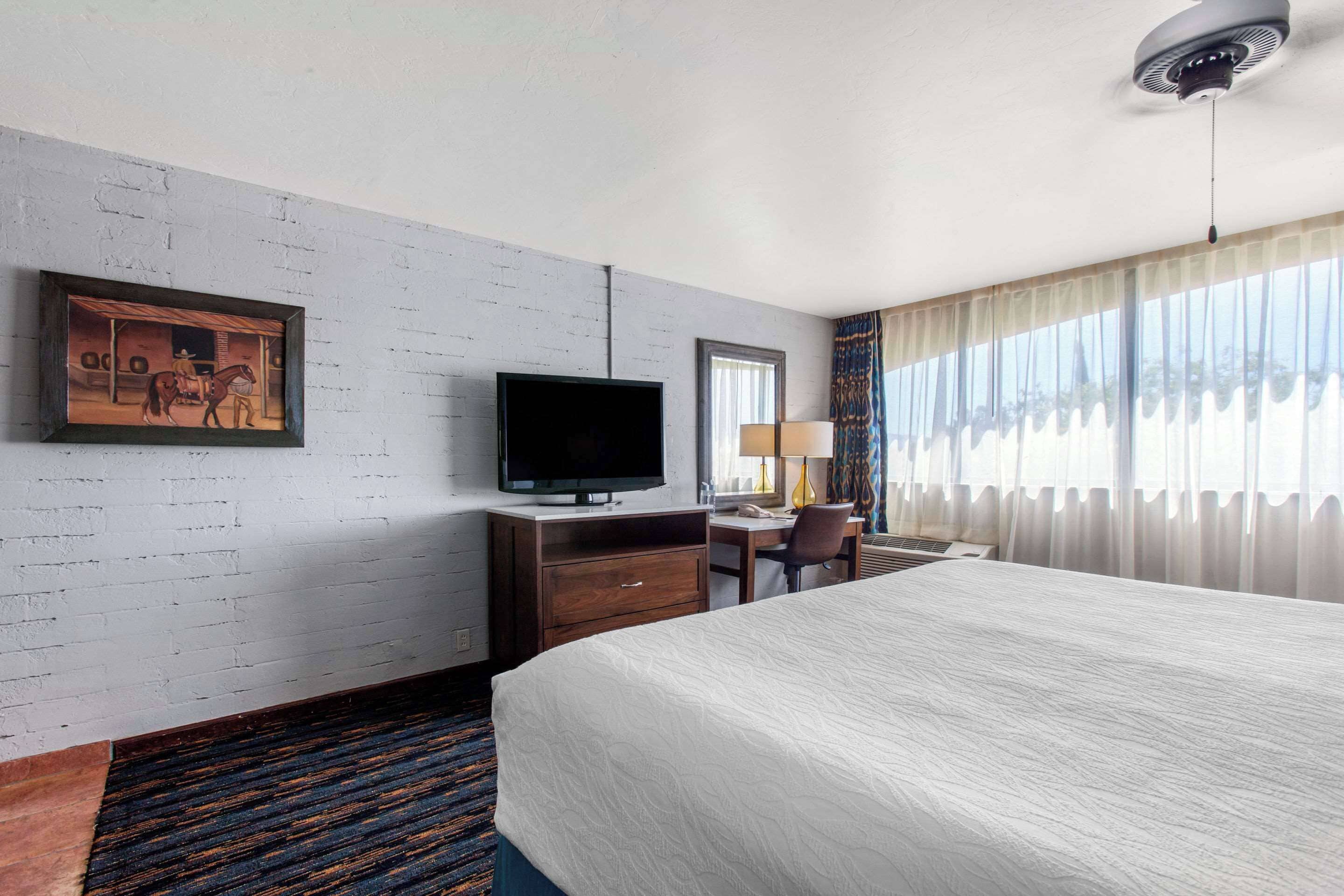 standard room, 1 king bed, non smoking | hypo-allergenic bedding, pillow-top beds, desk, blackout curtains