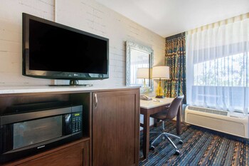 Standard Room, 2 Queen Beds, Non Smoking | Hypo-allergenic bedding, pillowtop beds, desk, blackout drapes at La Posada Lodge & Casitas, Ascend Hotel Collection