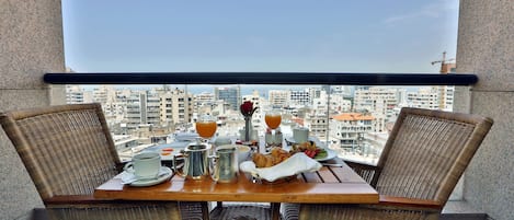 Een minibar, een kluis op de kamer, een bureau, geluiddichte muren