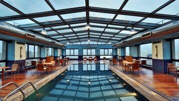 Una piscina techada