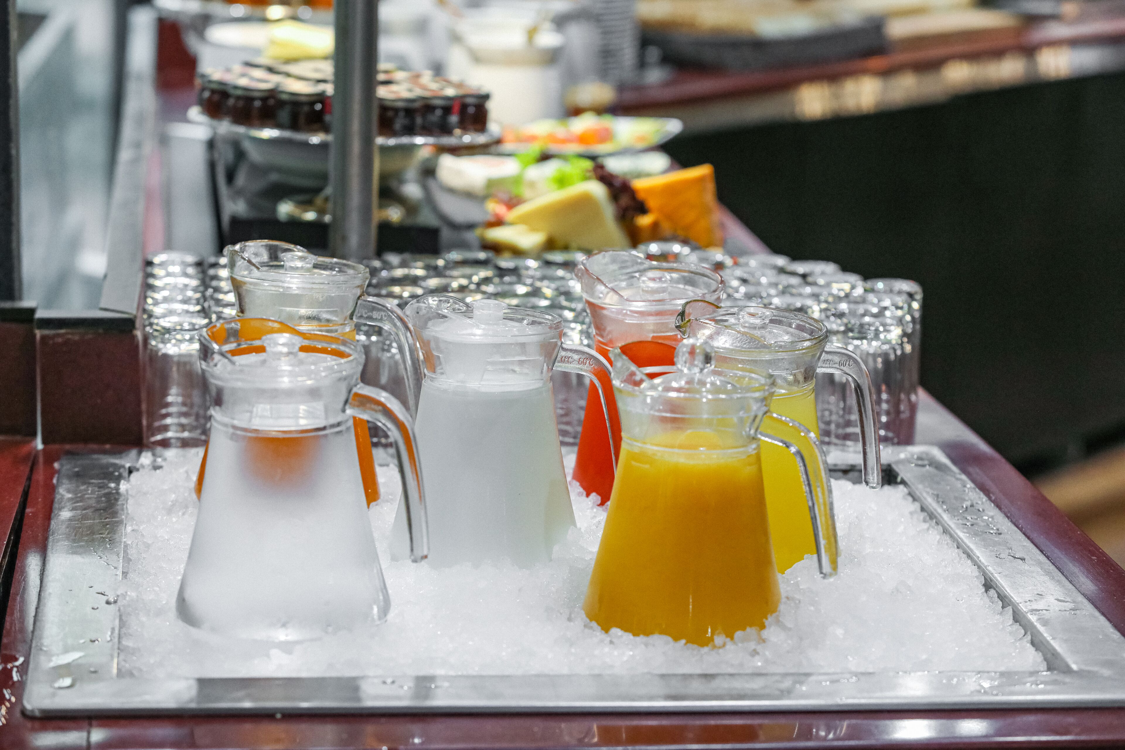 Un bufé con diferentes alimentos y bebidas en una bandeja.