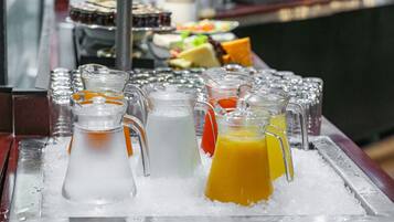 Un bufé con diferentes alimentos y bebidas en una bandeja.
