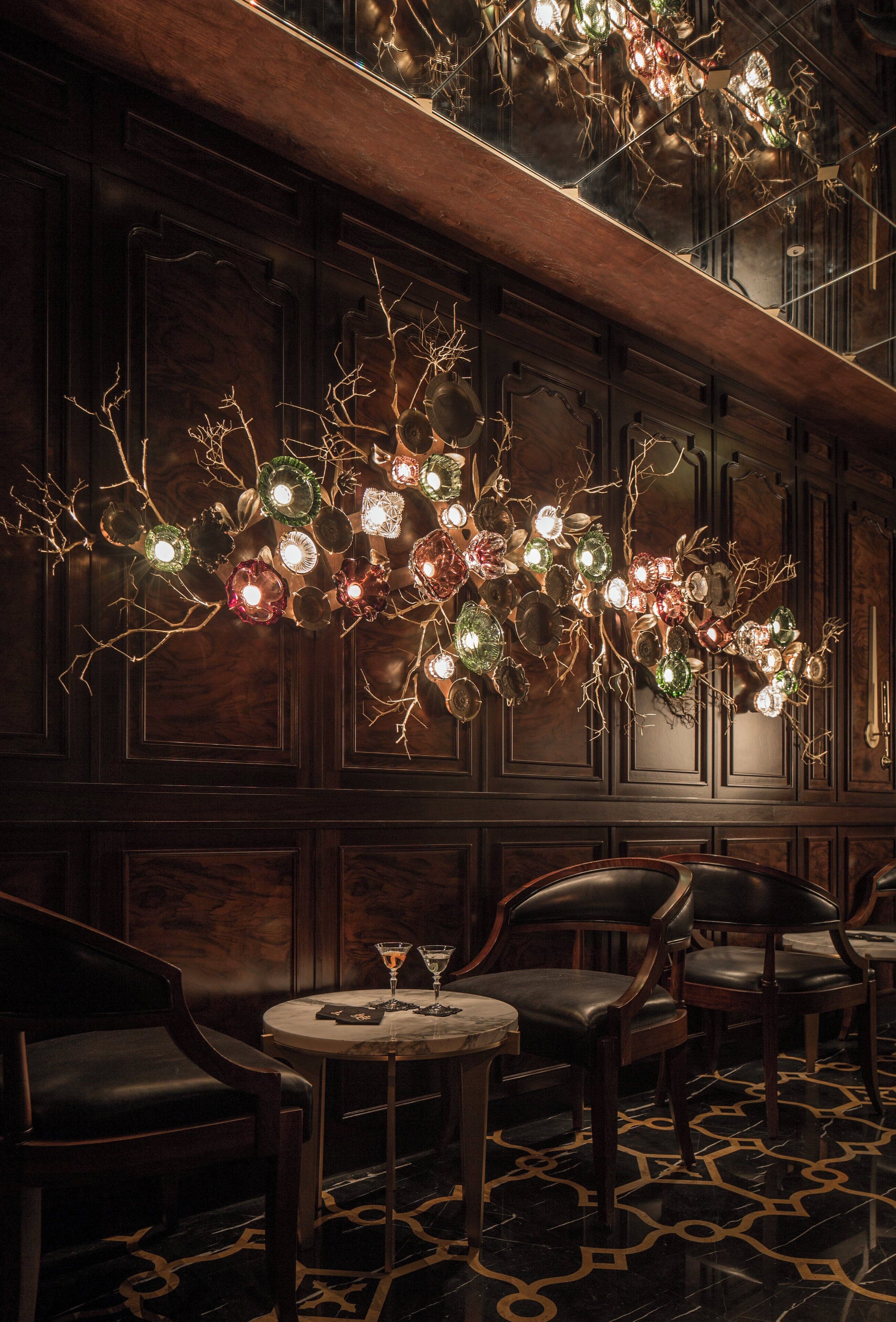 serves breakfast, lunch and dinner