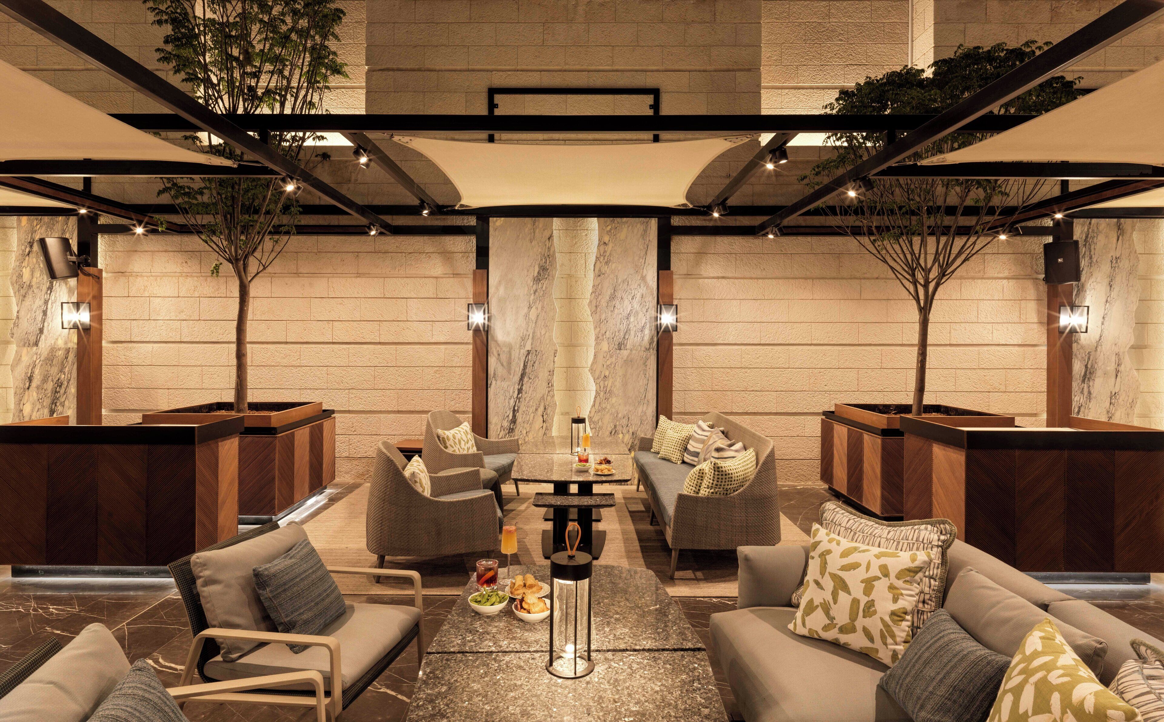 serves breakfast, lunch and dinner