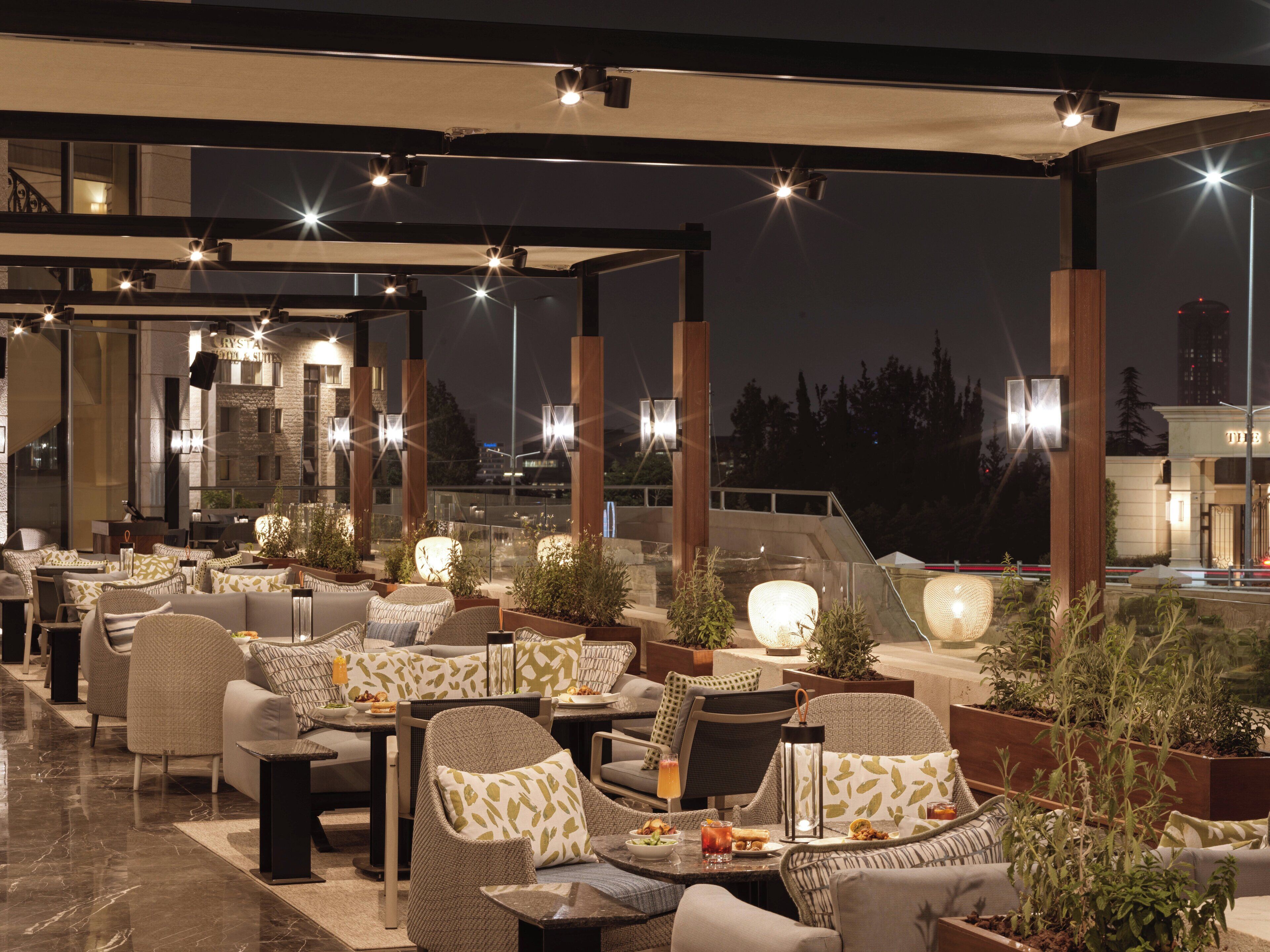 serves breakfast, lunch and dinner