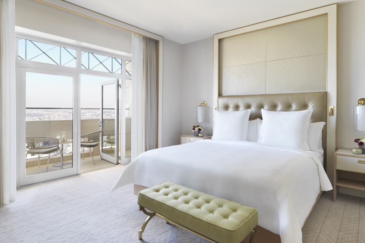 four seasons, deluxe suite, executive level | premium bedding, down duvets, minibar, in-room safe