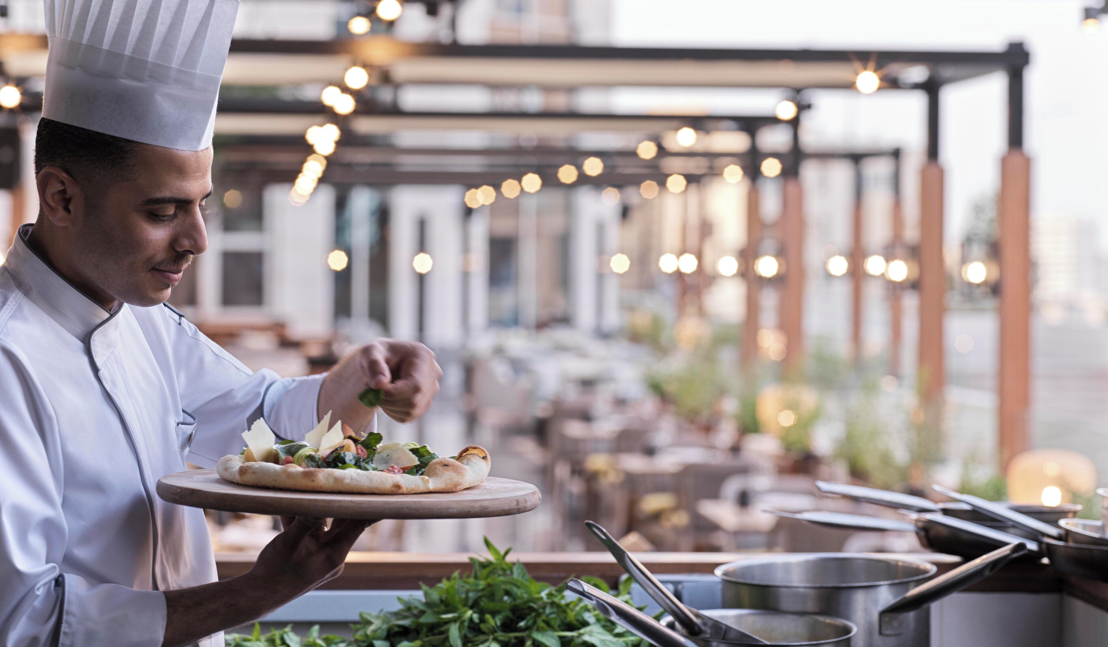 Serves breakfast, lunch, and dinner