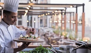 Serves breakfast, lunch and dinner - Four Seasons Hotel Amman (Amman)