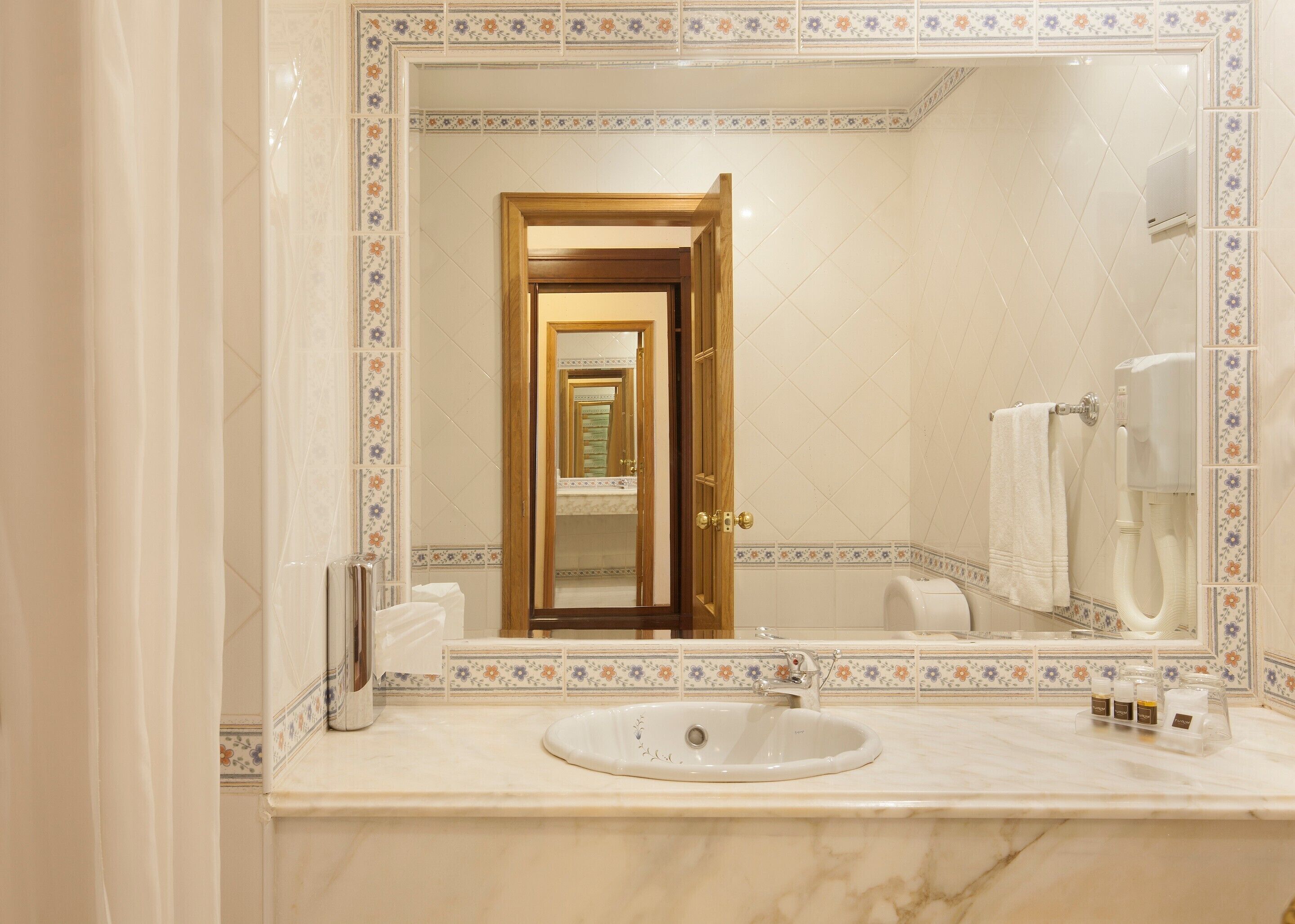 shower, free toiletries, hair dryer, bidet