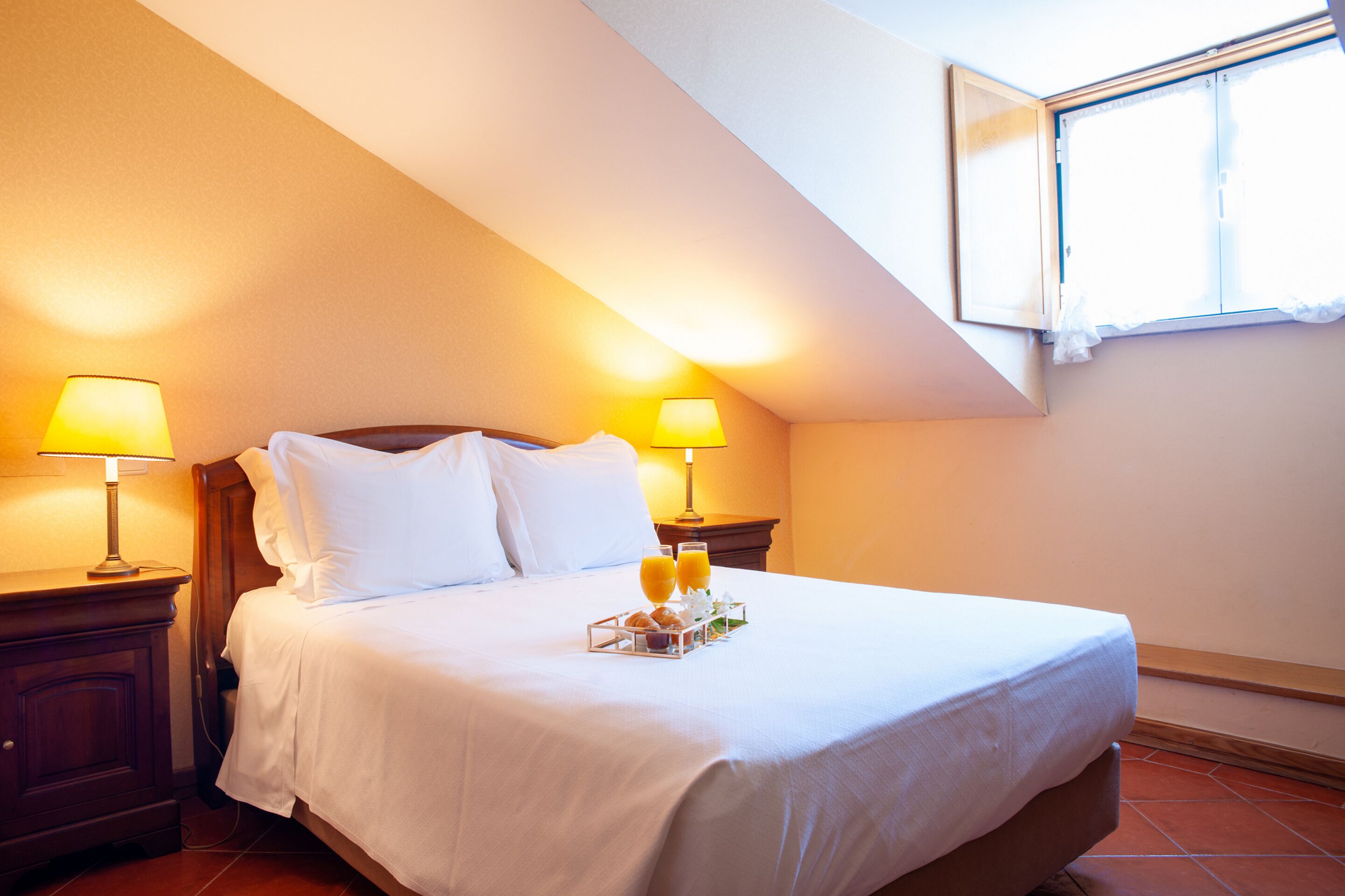 standard single room | minibar, in-room safe, desk, blackout curtains