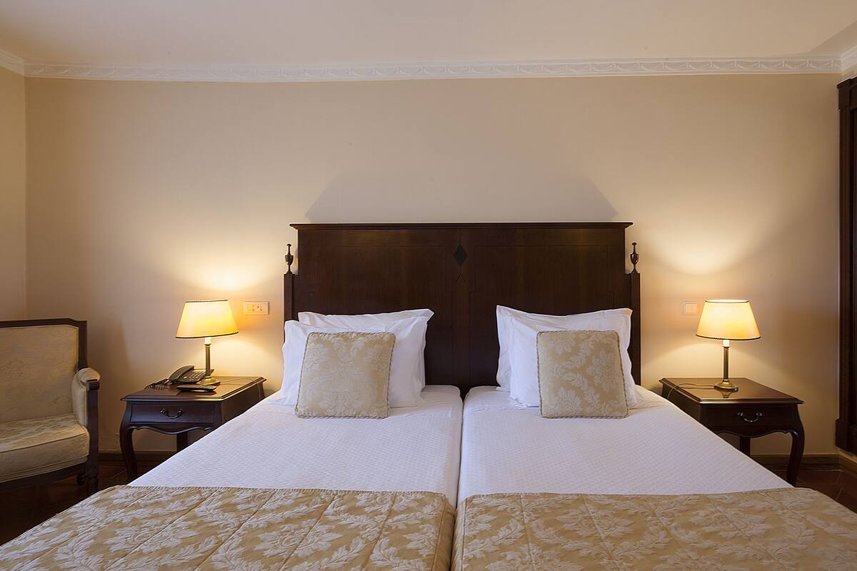 Standard Twin Room | Minibar, in-room safe, desk, blackout drapes