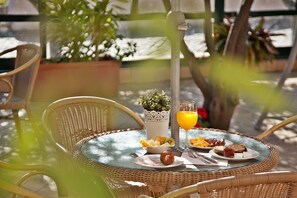 Petit déjeuner buffet servi tous les jours en supplément
