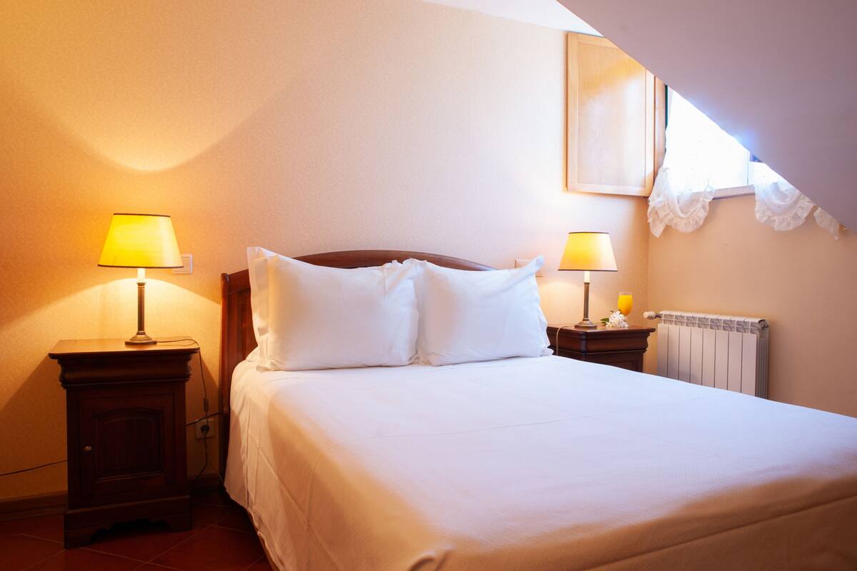 Standard Single Room | Minibar, in-room safe, desk, blackout drapes