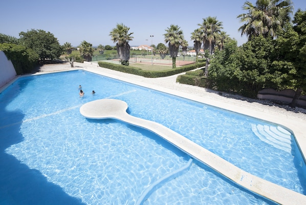 Una piscina al aire libre de temporada