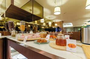 Petit déjeuner buffet servi tous les jours en supplément