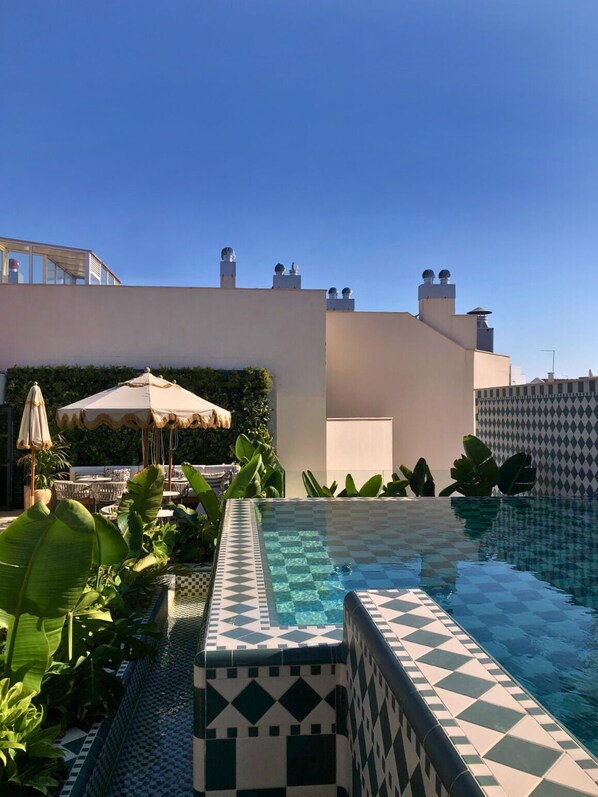 Seasonal outdoor pool - TURIM Lisboa Hotel (Lisbon)