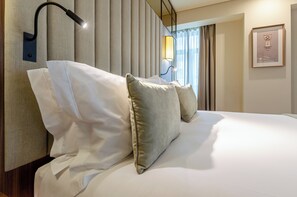 Minibar, in-room safe, blackout curtains, soundproofing - TURIM Lisboa Hotel (Lisbon)