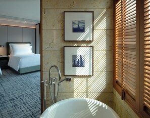 Grand Room, 2 Single Beds (Premium) | Select Comfort beds, minibar, in-room safe, desk - Conrad Bangkok (Bangkok)
