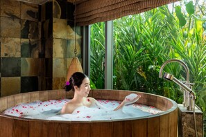 Couples treatment rooms, hot tub, steam room, body treatments