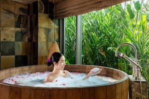 Couples treatment rooms, hot tub, steam room, body treatments