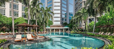Piscine extérieure, parasols de plage, chaises longues