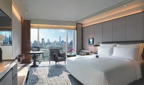 Select Comfort 床、迷你吧、客房内保险箱、办公桌