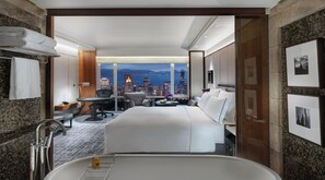 Select Comfort beds, minibar, in-room safe, desk - Conrad Bangkok (Bangkok)