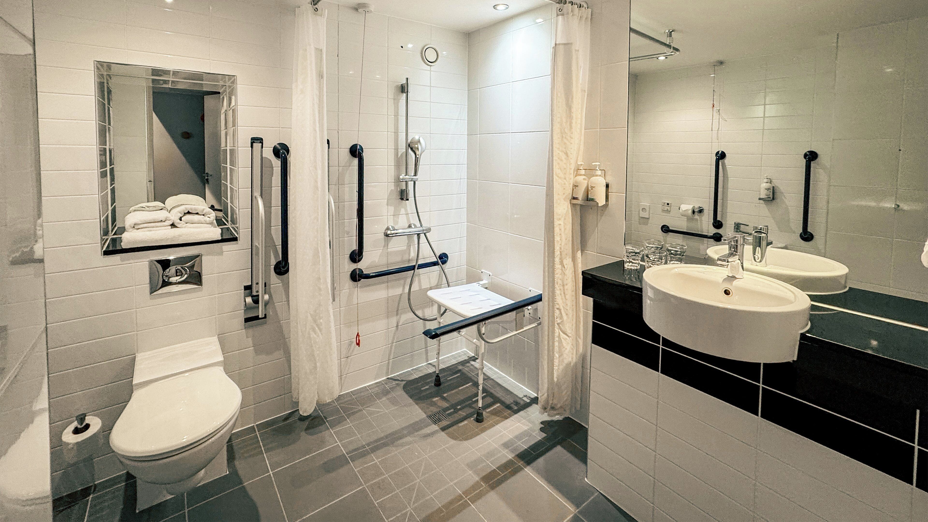 Ein modernes Badezimmer mit Toilette, Bidet und zwei Waschbecken.