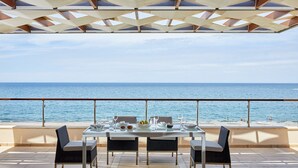 Mesa de comedor para cuatro personas con vista al mar.