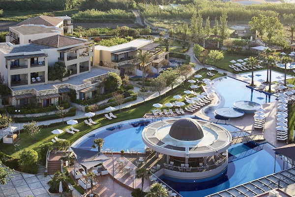 Indoor pool, 4 outdoor pools, pool umbrellas, sun loungers