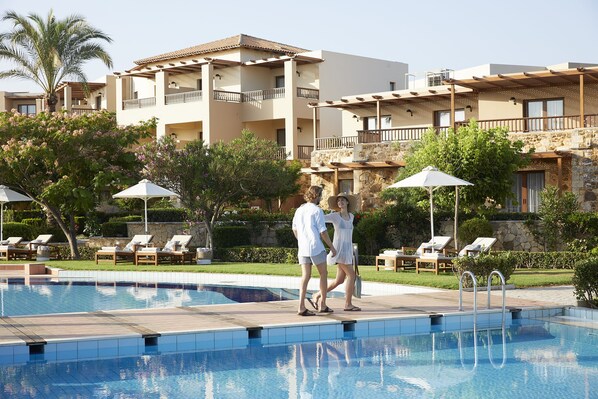 Indoor pool, 4 outdoor pools, pool umbrellas, pool loungers