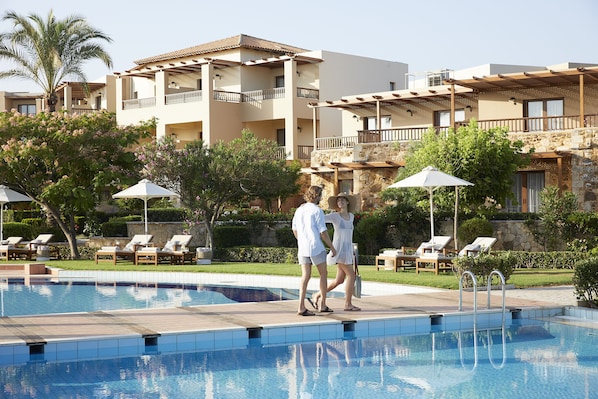 Indoor pool, 4 outdoor pools, pool umbrellas, pool loungers