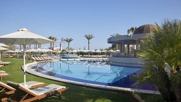 Piscina interna, 4 piscinas externas, guarda-sóis, espreguiçadeiras