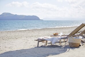 Am Strand, Liegestühle, Sonnenschirme, Strandtücher