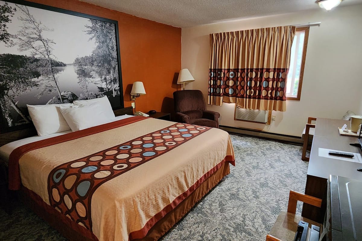 Deluxe Room, 1 King Bed, Non Smoking | In-room safe, desk, soundproofing, free WiFi