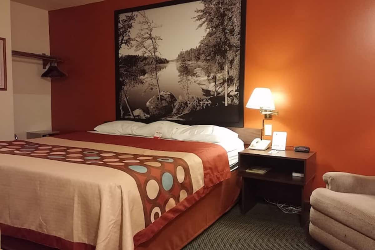 Room, 1 Queen Bed, Non Smoking | In-room safe, desk, soundproofing, free WiFi
