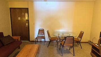 Pengeskab på værelset, skrivebord, lydisolering, gratis Wi-Fi