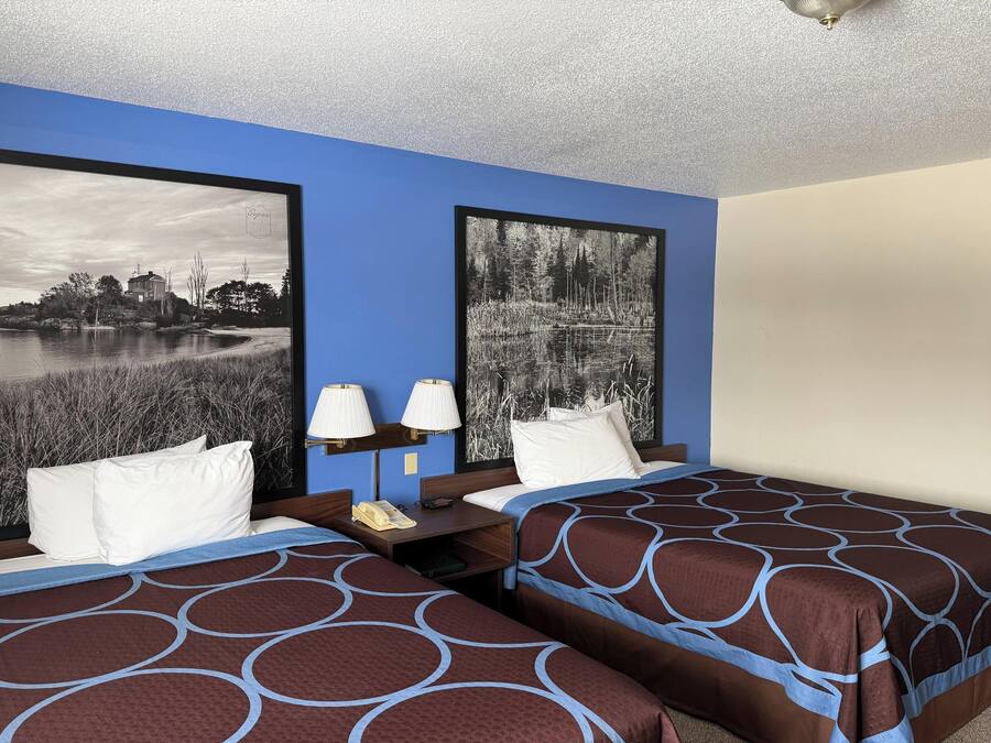 Caixa forta a l'habitació, escriptori i habitacions insonoritzades