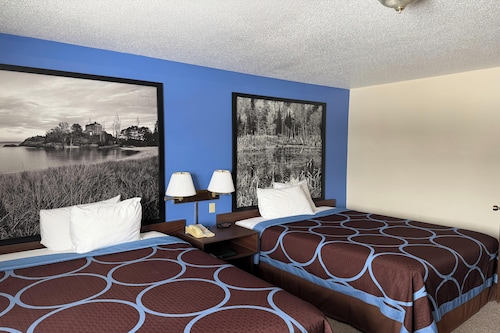 Iron Mountain Inn & Suites MI US 2