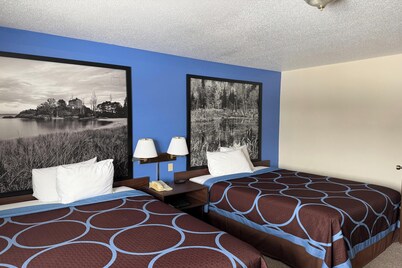 Iron Mountain Inn & Suites MI US 2