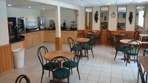 Free daily continental breakfast - Iron Mountain Inn & Suites MI US 2 (Iron Mountain)