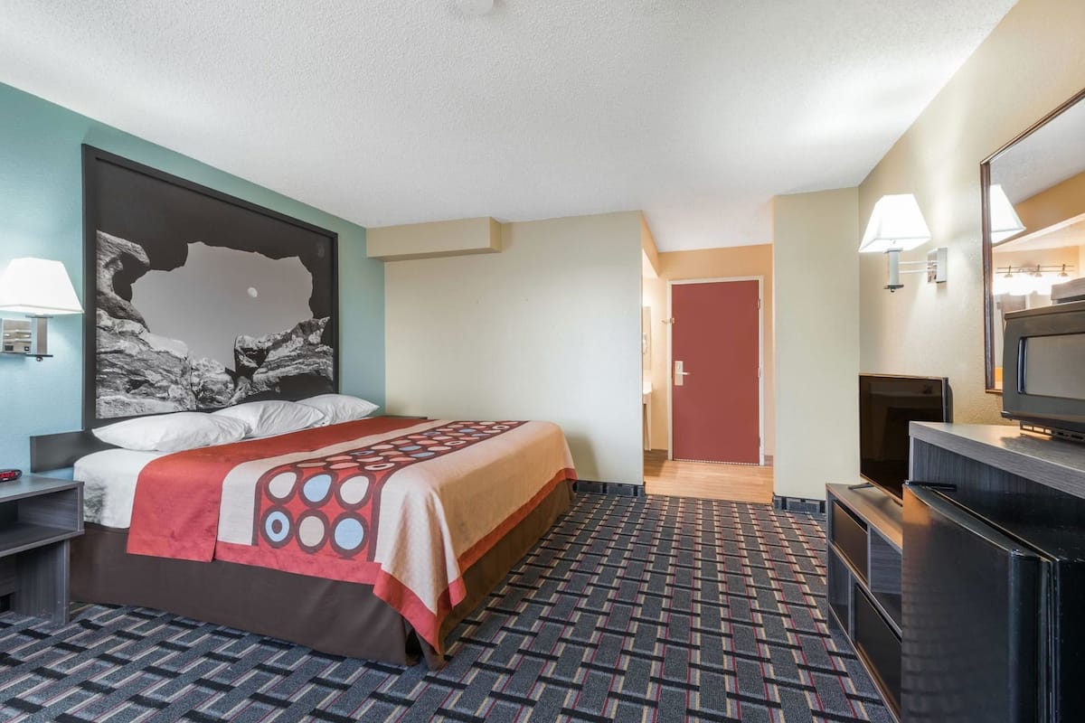 Premium bedding, desk, rollaway beds, free WiFi