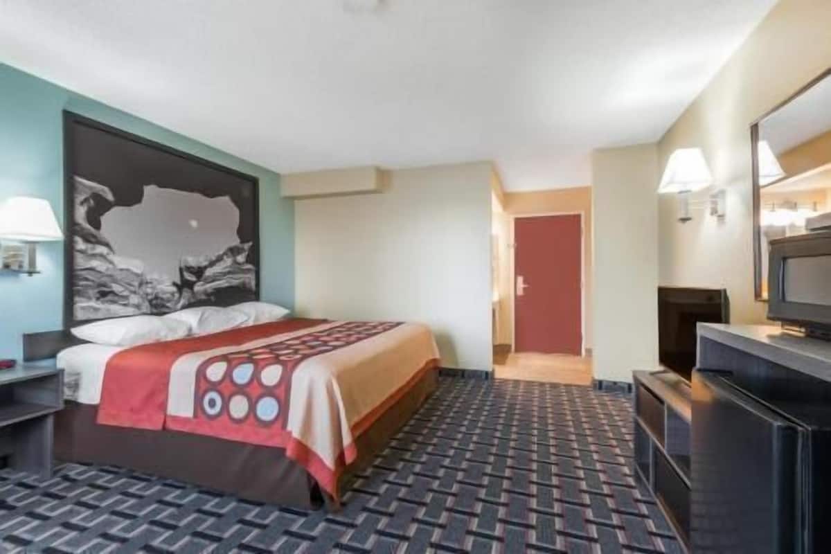 Premium bedding, desk, rollaway beds, free WiFi