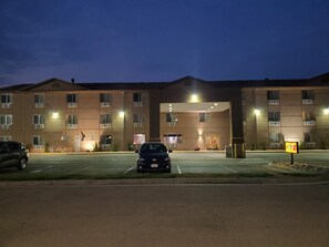 住宿正面 (夜晚)