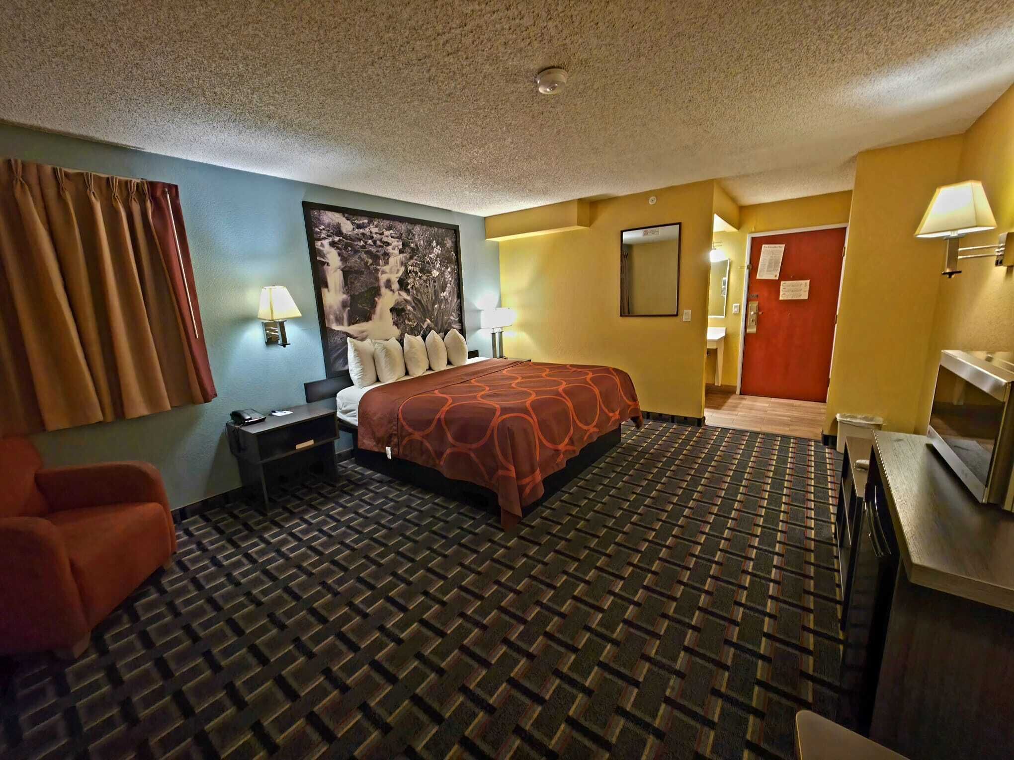 Premium bedding, desk, rollaway beds, free WiFi