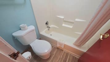 Habitación, 2 camas de matrimonio, no fumadores | Baño | Artículos de higiene personal gratuitos, secador de pelo y toallas